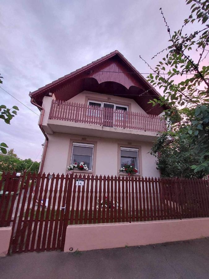 Álmos Vendégház Hajdúszoboszló Esterno foto